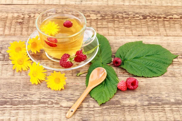 Cam bardak yeşil çay çiçek calendula ve taze raspb ile