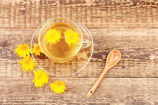 Cam bardak yeşil çay calendula ahşap backg üzerinde çiçekler ile