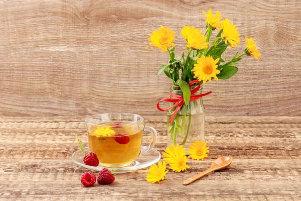 Cam bardak yeşil çay çiçek calendula ve taze raspb ile
