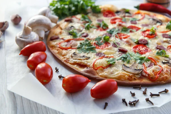 Taze ev yapımı pizza domates, salam, peynir ve mantar ile