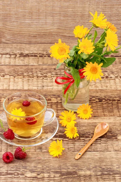 Cam bardak yeşil çay çiçek calendula ve taze raspb ile