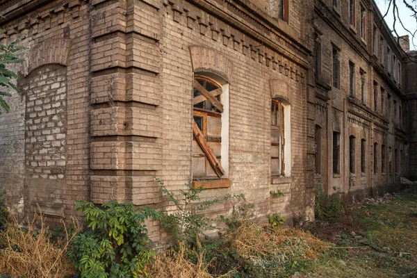 Fachada do antigo edifício de tijolos abandonados — Fotografia de Stock