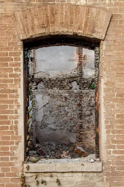Janela com fragmento de parede traseira arruinada em edifício antigo — Fotografia de Stock
