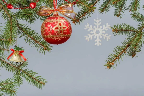 Rami di abete con ornamento di Natale — Foto Stock