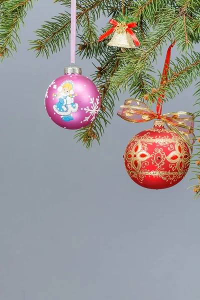 Ramas de abeto con adorno de Navidad — Foto de Stock