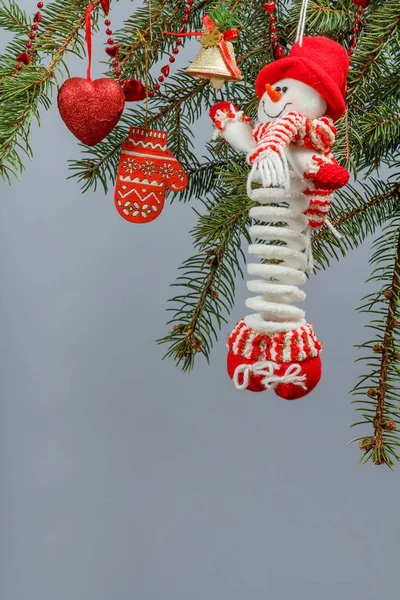 Κλαδιά από έλατο με Χριστουγεννιάτικο στολίδι — Φωτογραφία Αρχείου
