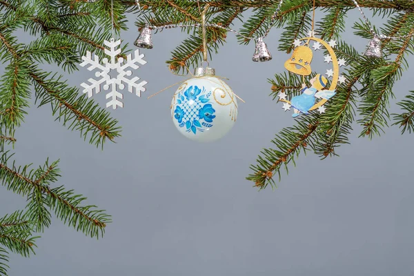 Ramas de abeto con adorno de Navidad —  Fotos de Stock