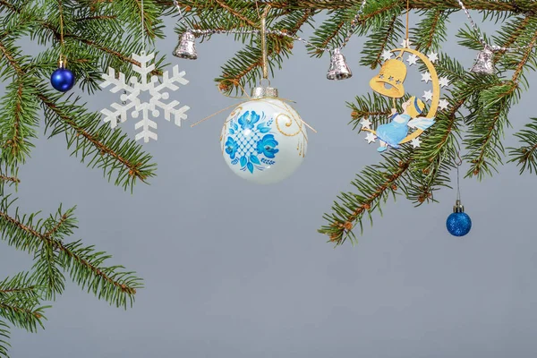 Ветви ели с рождественским орнаментом — стоковое фото