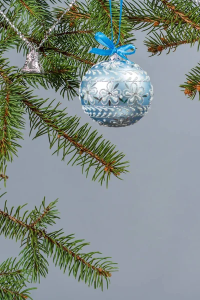 Ramas de abeto con adorno de Navidad — Foto de Stock