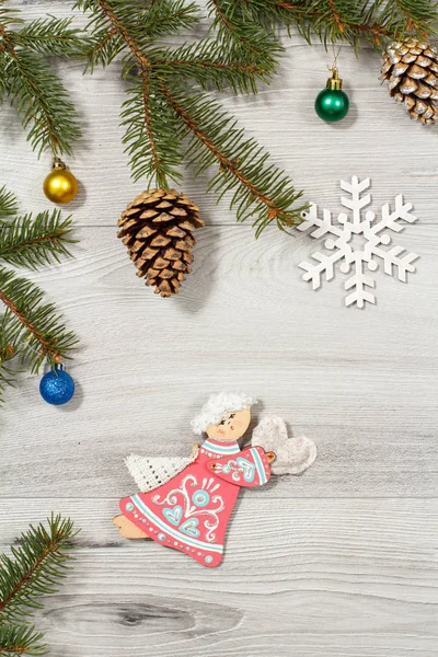 Telaio da rami di abete naturali con ornamento di Natale su — Foto Stock