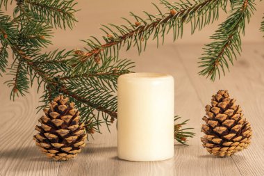 Mum ve doğal köknar ağacı dalları ile koniler olarak Noel orn