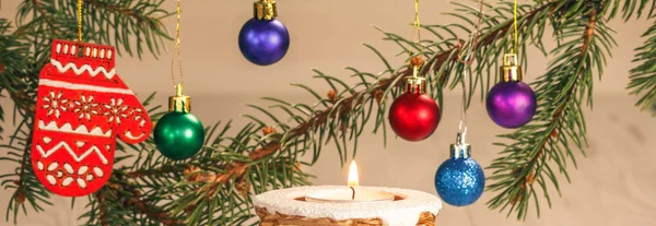 Brinnande ljus och naturlig fir trädgrenar med jul orna — Stockfoto