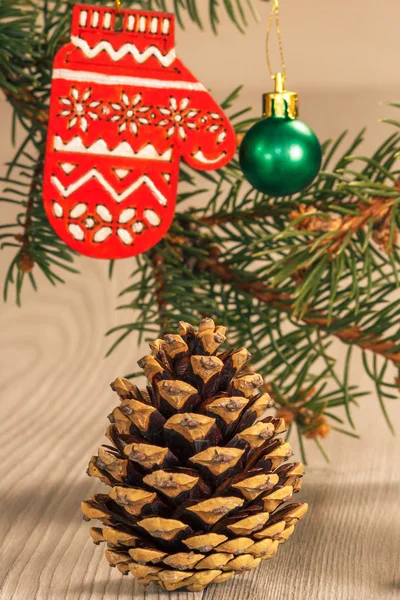 Натуральные ветви елки с рождественским орнаментом на сером дереве — стоковое фото