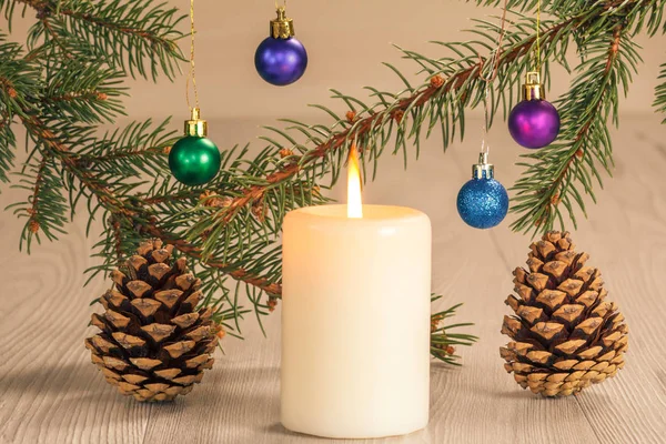 キャンドルとクリスマス orna と自然のモミの木の枝を燃やしてください。 — ストック写真