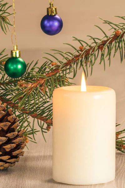 キャンドルとクリスマス orna と自然のモミの木の枝を燃やしてください。 — ストック写真