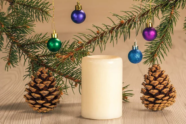 White candle and natural fir tree branches with Christmas orname — Stock Photo, Image