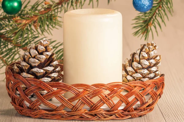コーン、キャンドルとクリスマス ornam と自然のモミの木の枝 — ストック写真