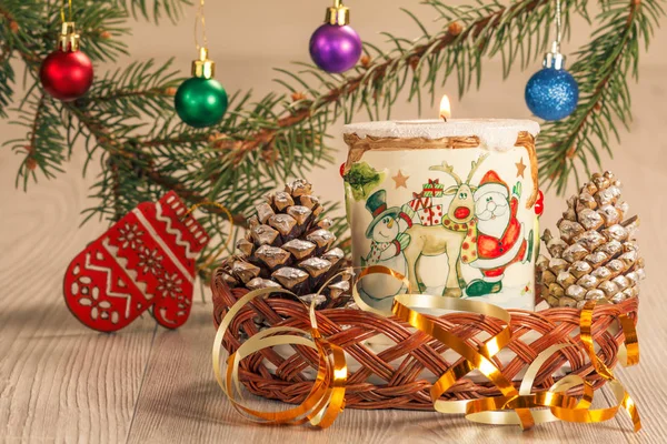 Brinnande ljus, kottar och naturliga fir trädgrenar med julstämning — Stockfoto