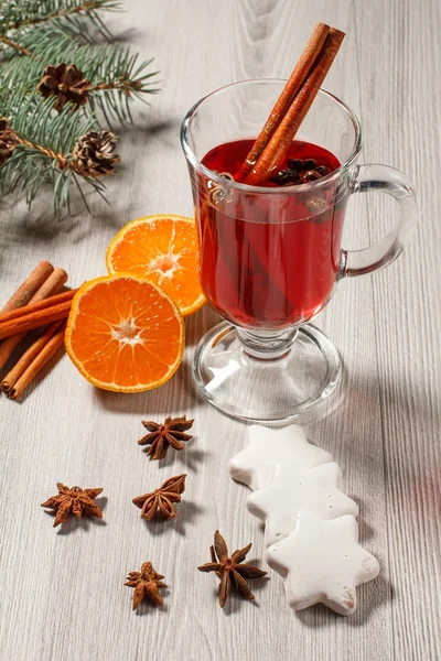 Copo de Natal vinho quente com especiarias, laranja e biscoitos o — Fotografia de Stock