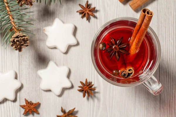 Copo de Natal vinho ruminado com especiarias e biscoitos em madeira — Fotografia de Stock