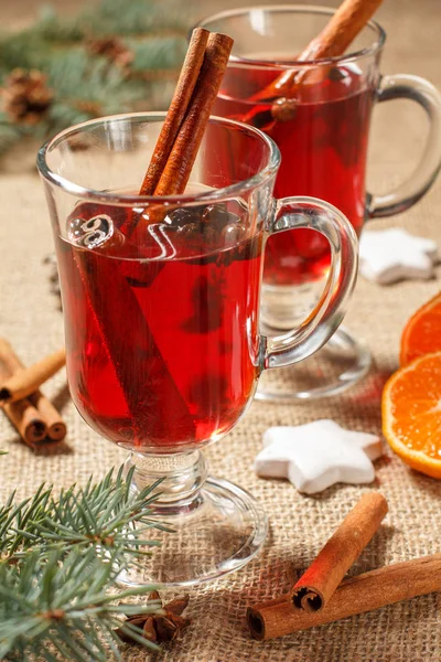 Copos de Natal vinho ruminado com especiarias e laranja no saco — Fotografia de Stock