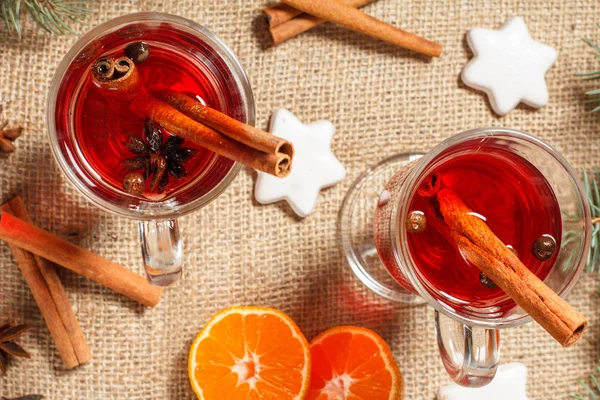 Copos de Natal vinho ruminado com especiarias e laranja no saco — Fotografia de Stock