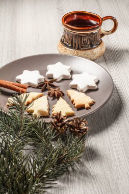 Gingerbread çerezleri Noel ağacı ve plaka üzerinde yıldız şekli