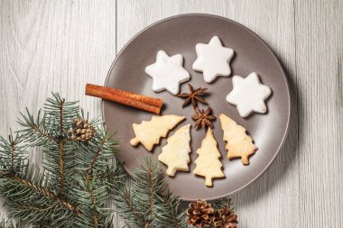Gingerbread çerezleri Noel ağacı ve plaka üzerinde yıldız şekli