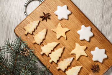 Gingerbread çerezleri Noel ağacı ve ahşap b yıldız şekli