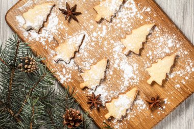 Gingerbread çerezleri Noel ağacı şeklinde ahşap tahta spri üzerinde
