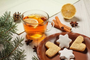 Fincan çay dilim limon, gingerbread çerezleri Star ile ve 