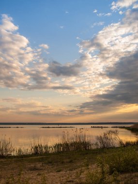 Ismarlayarak Nehri ile bulutlu gökyüzü gün batımında