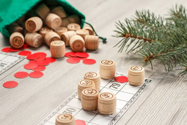 Barris de loteria de madeira com saco, cartões de jogo e fichas vermelhas para um ga — Fotografia de Stock