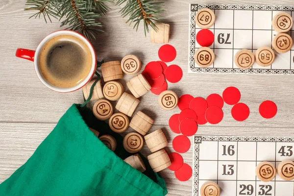 Ahşap loto varil çanta, oyun kartları, kırmızı fişleri ve fincan 