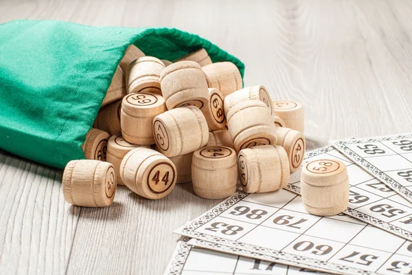 Barils de loto en bois avec sac vert et cartes de jeu pour un jeu en — Photo