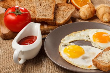 Plaka ile kızarmış yumurta, tereyağı ile tost kruvasan, ekmek w