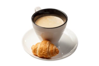 Uçan daire ve taze kruvasan ile siyah kahve