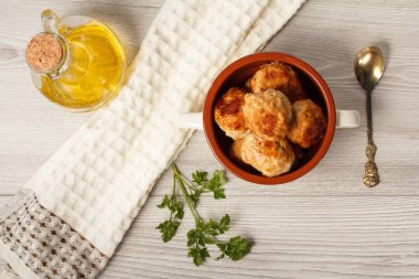 Kızarmış et pirzola seramik çorba kasesi, metal kaşık, Şubesi 