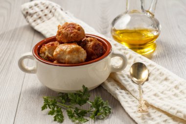 Kızarmış et pirzola seramik çorba kase, taze maydanoz Şubesi