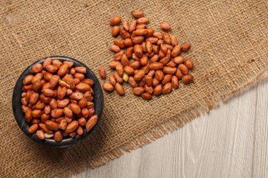 Siyah kase ve yanındaki fıstık Sim Tarih. Üstten Görünüm