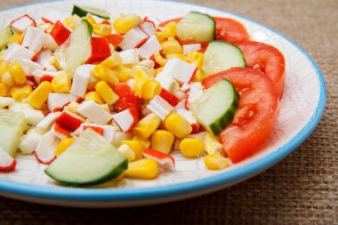 Salata, Yengeç sopa ile haşlanmış mısır ve taze dilimlenmiş domates bir