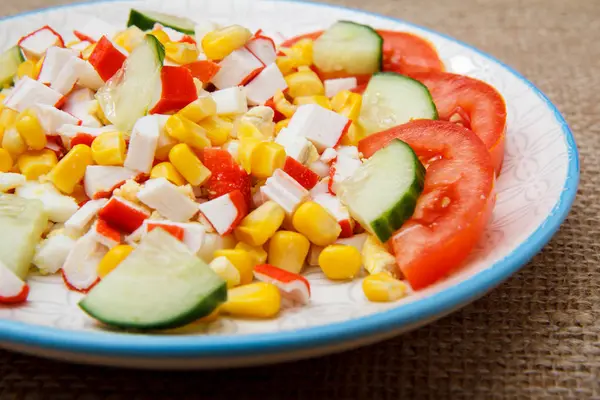 沙拉配蟹杆, 煮玉米和新鲜切片西红柿 — 图库照片
