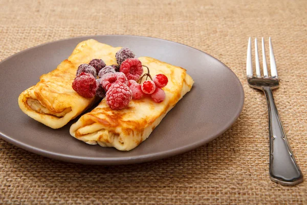 Frittelle fatte in casa ripiene di ricotta e condite con fro — Foto Stock