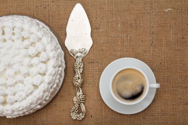 Bisküvi kek ile süslenmiş çırpılmış krem, gümüş kek hırsızı bir