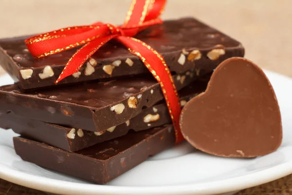 巧克力坚果和巧克力糖果的心脏形状 — 图库照片