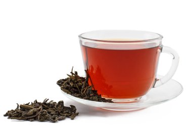 Cam bardak çay tabağı ile kuru üzerinde yeşil çay beyaz üzerinde bırakır.