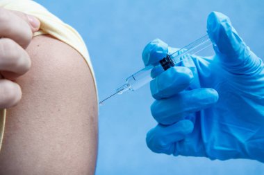 Bir şırınga p üst kol için aşı için holding doktor el