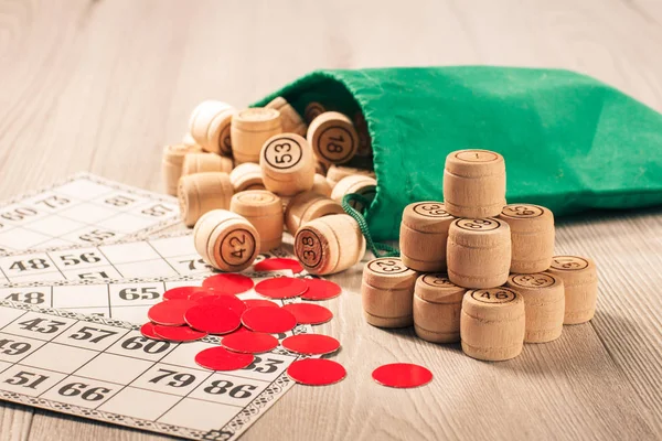 Barris de loteria de madeira com saco, fichas e cartões de jogo para um jogo i — Fotografia de Stock