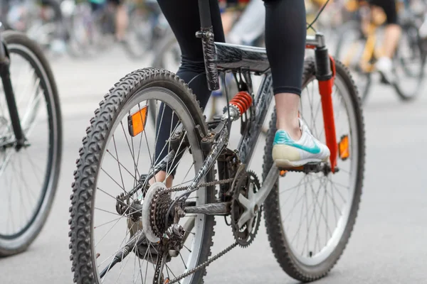 Gambe di ciclisti e persone in bicicletta lungo la strada — Foto Stock