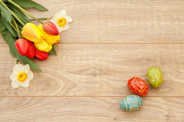 Boyalı Paskalya yumurta, Lale ve Nergis ahşap kurullarında